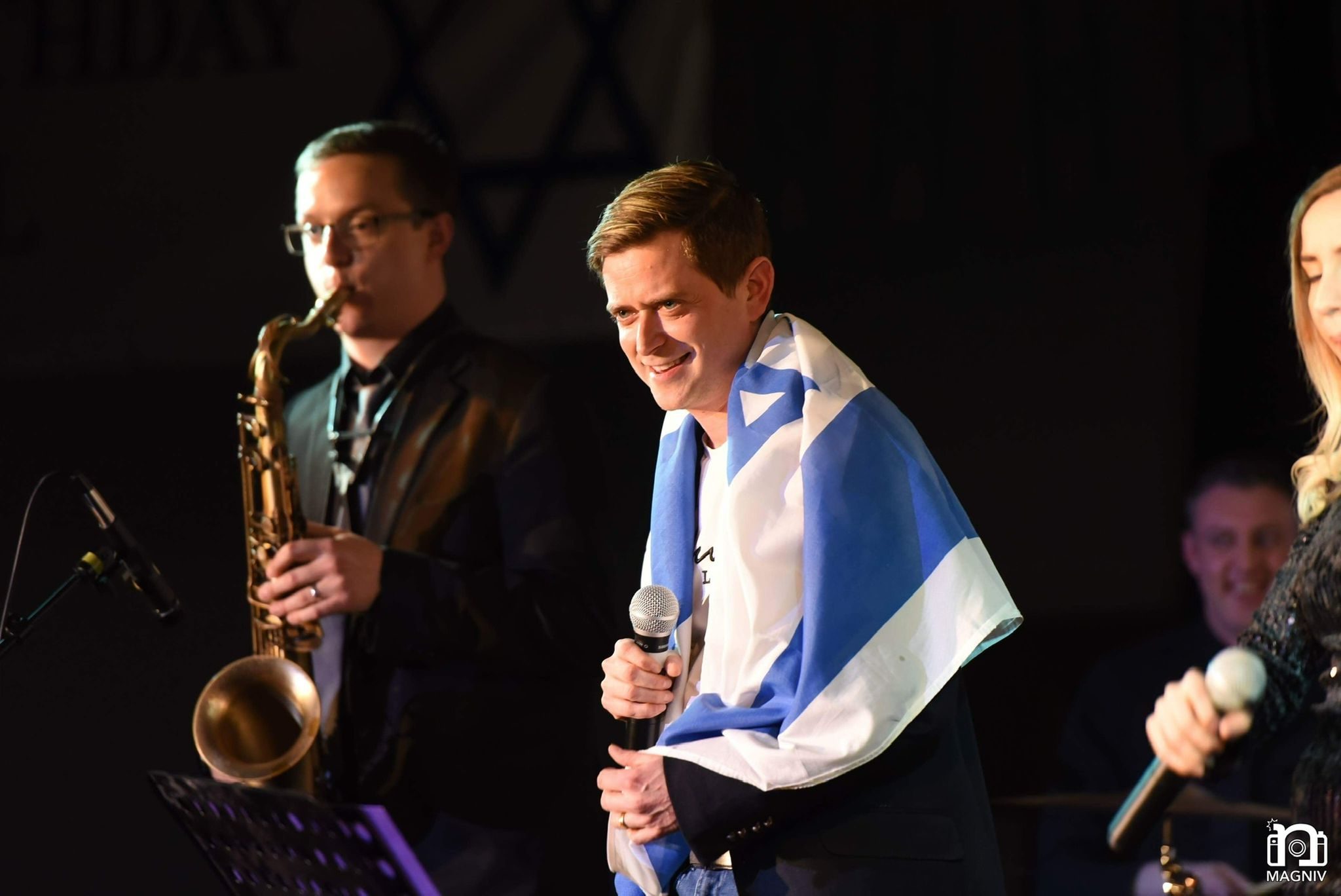 Ilan performing draped in an Israeli flag